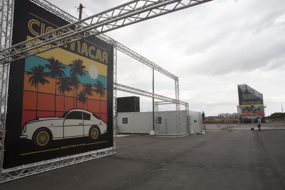 Montaje del nuevo autocine en Alicante, Cinemacar