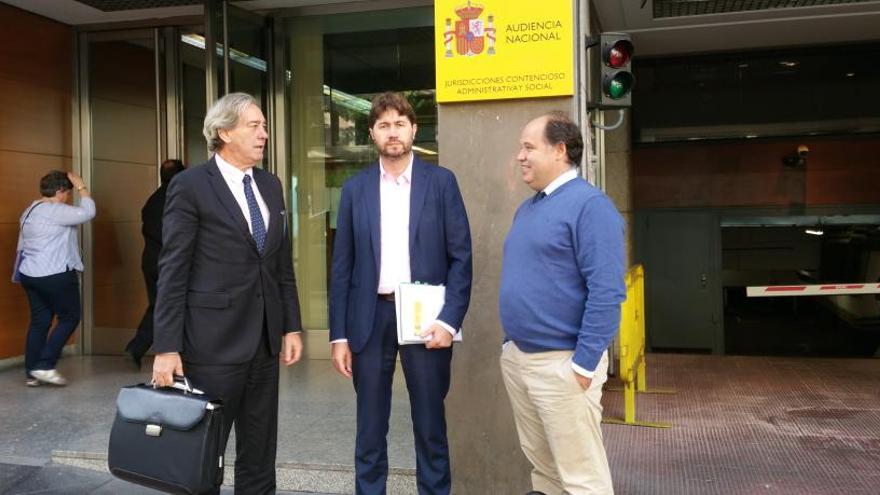 El ingeniero José Ramón Fernández de Mesa, el alcalde Carlos Calvelo, y el abogado Calixto Escariz hoy en la Audiencia Nacional.