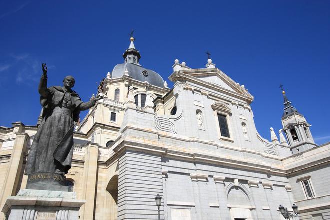 Estatua de Juan Pablo II a las afueras de la Catedral de la Almudena