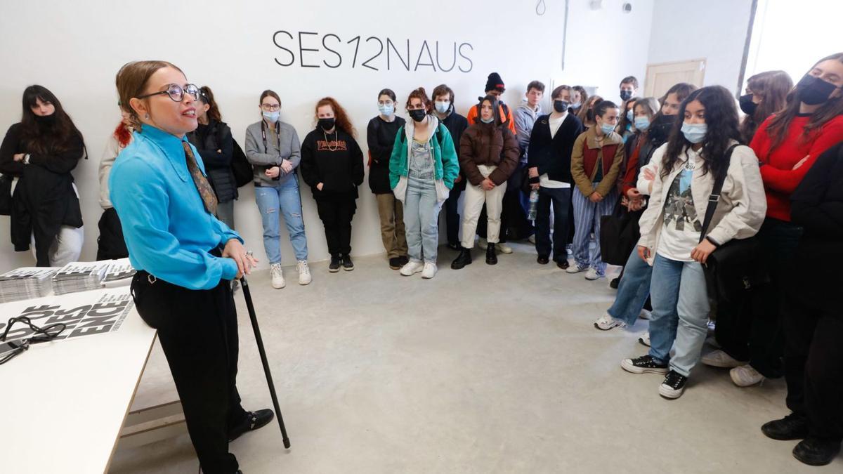 La comisaria de la residencia artística, Linda Rocco, explica a los estudiantes de la Escola d’Art de Ibiza los proyectos que reúne la muestra ‘Manifesto de la Presencia’.