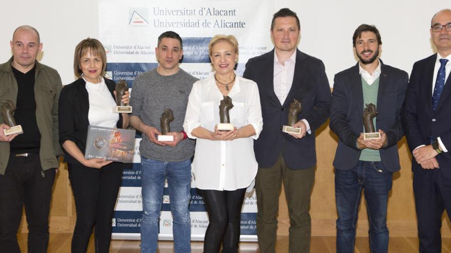 Imagen de los chefs con la estatuilla que han recibido de manos del rector de la Universidad de Alicante