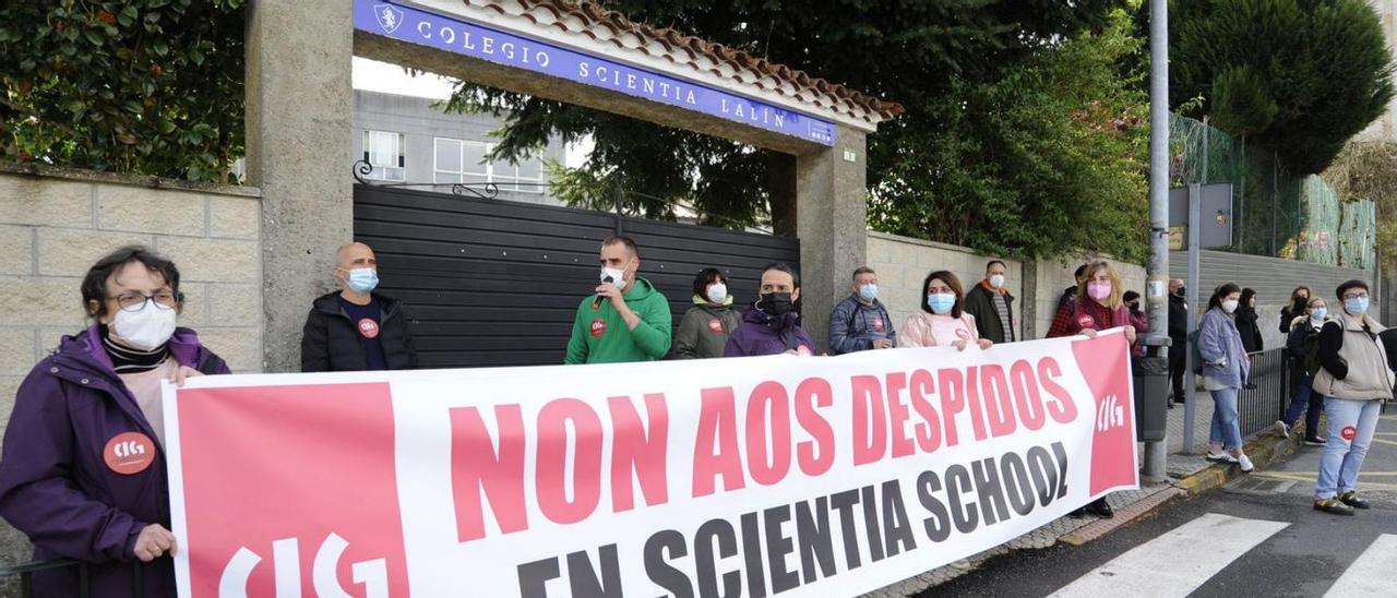 Concentración de trabajadores del colegio Scientia Lalín el pasado mes de abril. |  // BERNABÉ/JAVIER LALÍN