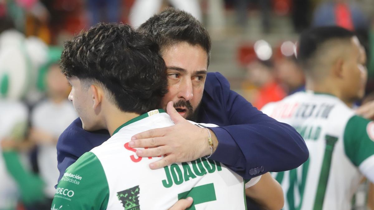 Josan González felicita a Joaqui tras la victoria frente al Xota Osasuna.