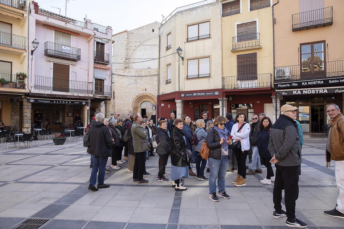 El grupo, en la plaza principal de Sant Mateu.
