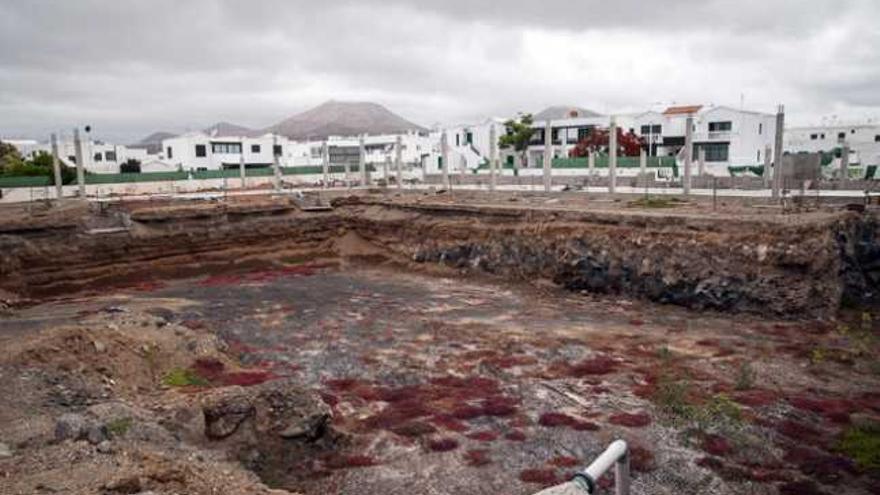 Estado actual de las obras inacabadas de la piscina de Playa Honda. | javier fuentes