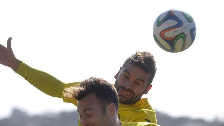 Dos jugadores del Sanxenxo saltan por el balón. // Gustavo Santos
