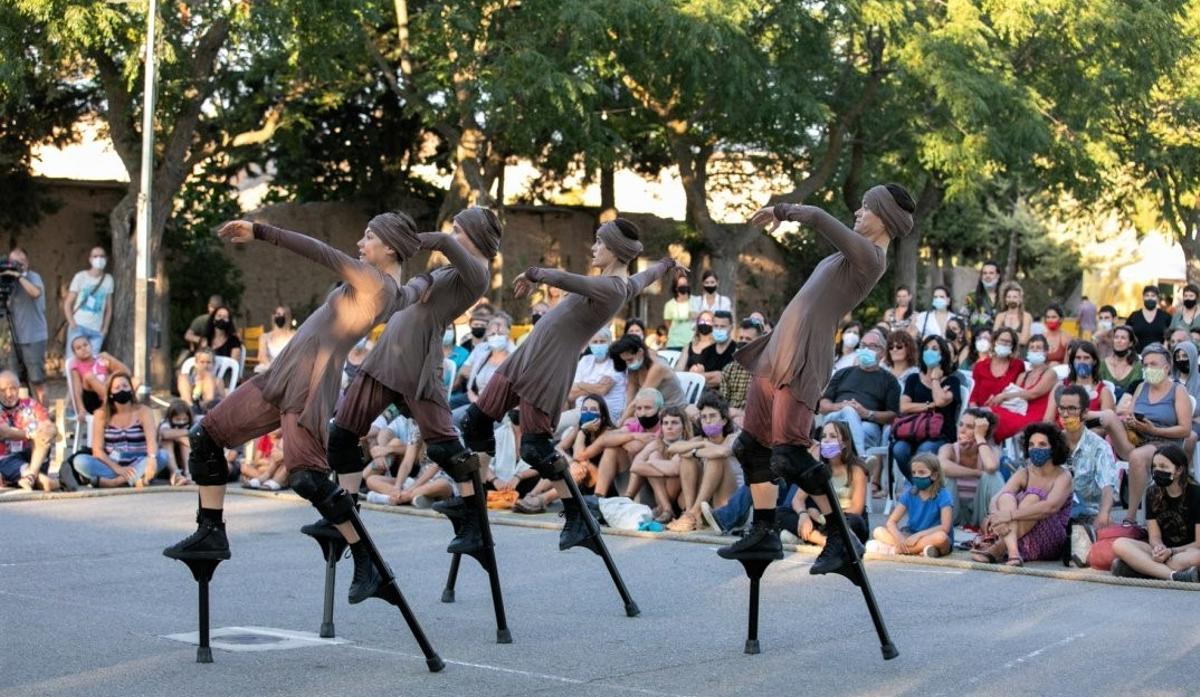 Homenatge a Queen i balla amb rerefons social al parc de Can Mercader de Cornellà