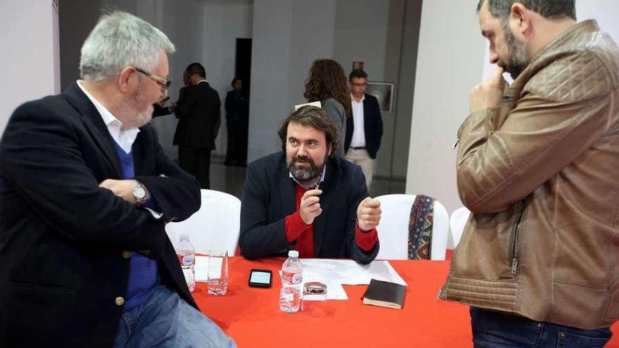 Xosé Manuel Pazos conversa con Rubén Pérez y Marcos Besada durante el receso. // M.G.B.