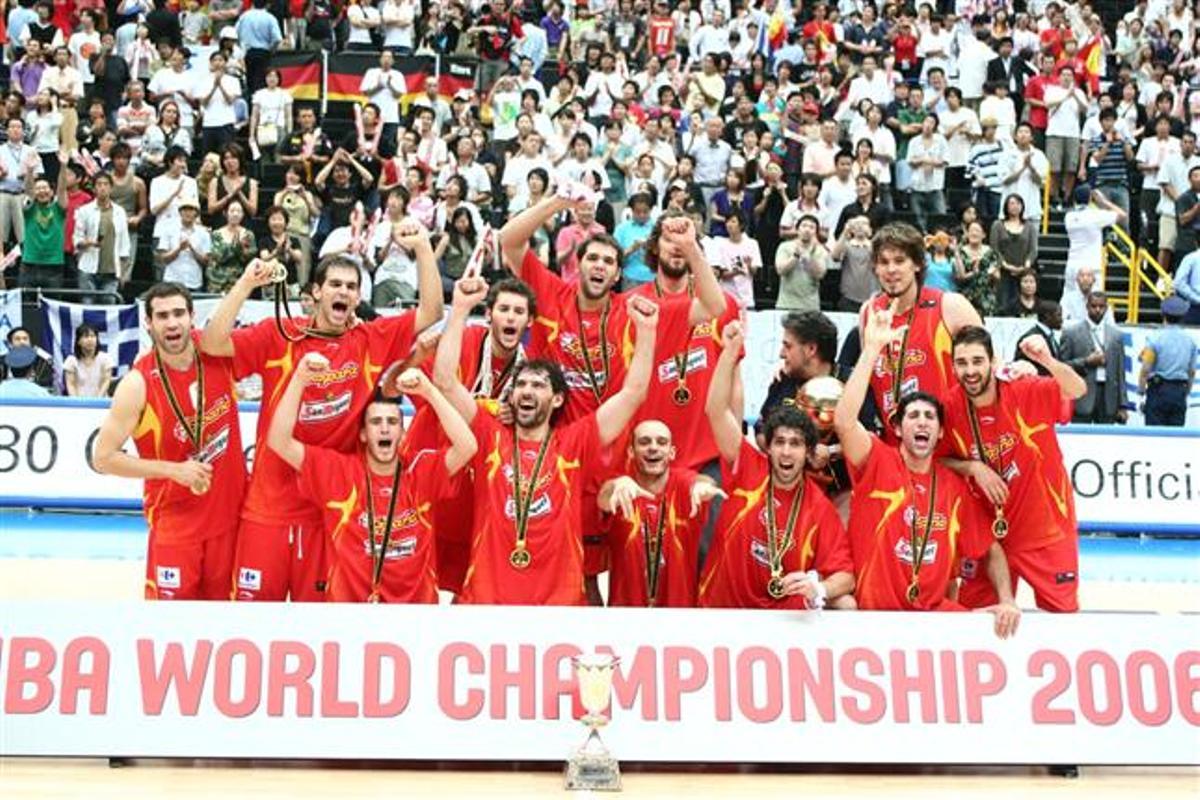 La selección española celebra su primer Mundial, el 2006 en Saitama.