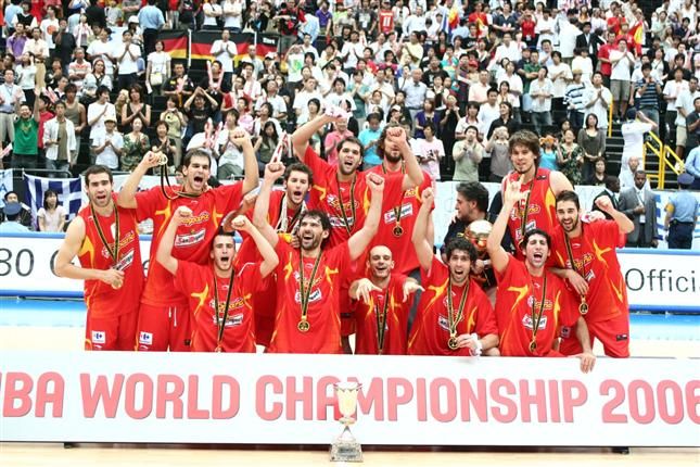 La selección española celebra su primer Mundial, el 2006 en Saitama.