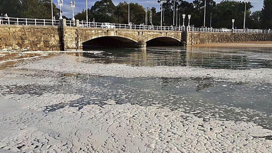 Manchas de espuma en la desembocadura del río Piles, ayer.