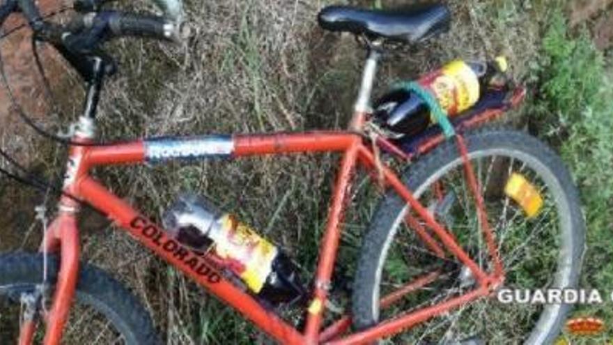 Enxampen un ciclista begut i amb dues ampolles de vi a la bici