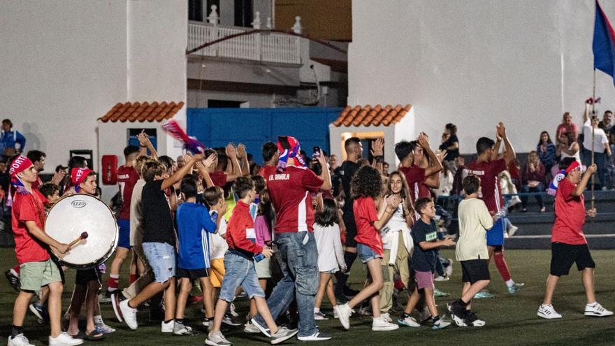 Los cinco rincones de Tenerife donde el fútbol recobra su esencia: gradas llenas y conexión con el equipo