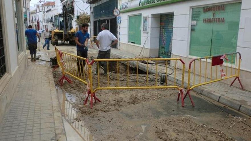 La rotura de una tubería de agua provoca un socavón en una calle de Palma