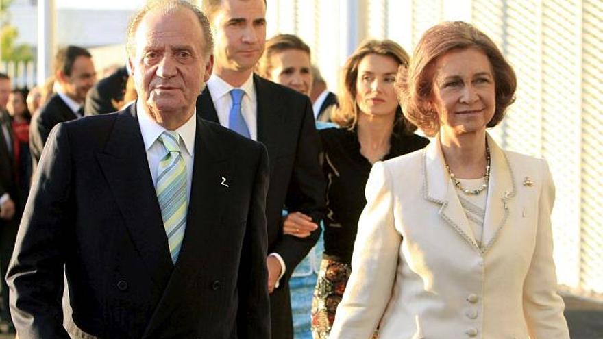 Los Reyes de España, seguidos por los Príncipes de Asturias, a su llegada a la ceremonia de inauguración de la Exposición Internacional 2008 de Zaragoza.