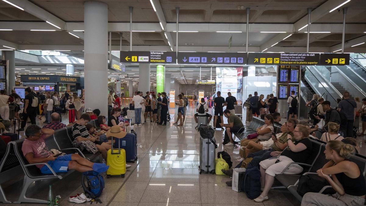 Pasajeros en la terminal de Son Sant Joan, en Palma.