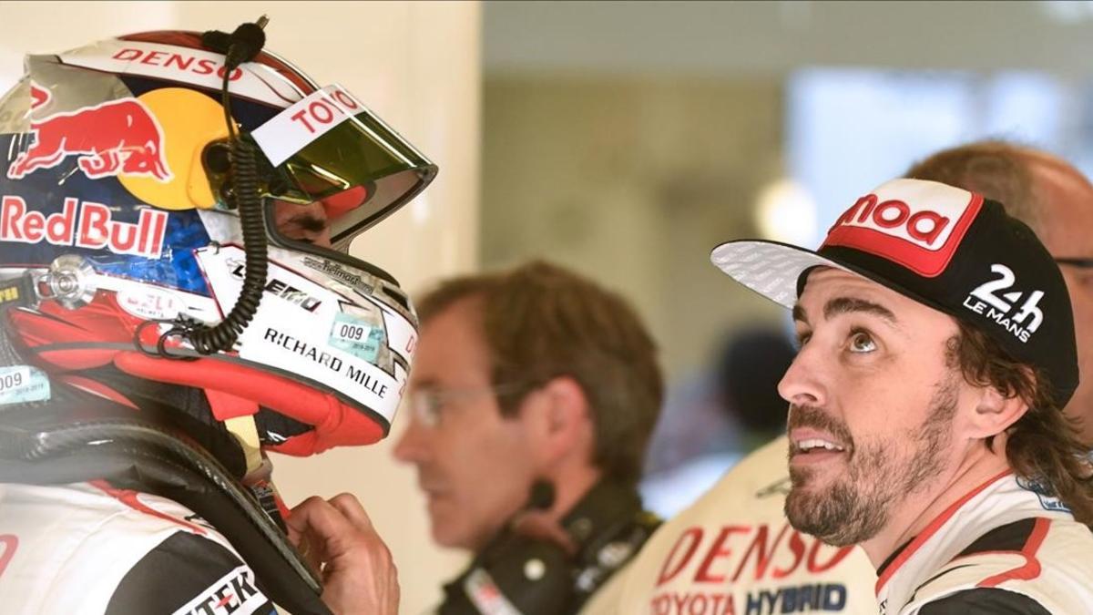 Fernando Alonso conserva, en la jornada de entrenamientos de ayer, en Le Mans, con su compañero Sebastien Buemi.