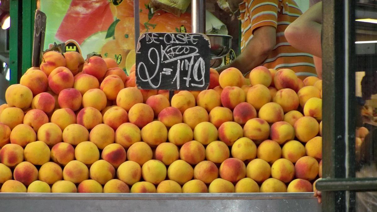 Precios en un puesto de una frutería, en una imagen de archivo.