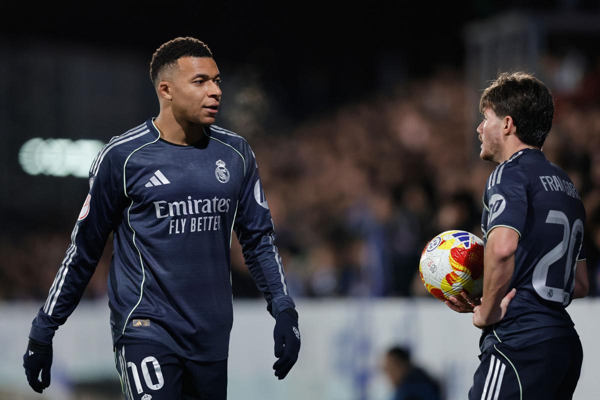 Real Madrid's Kylian Mbappe, left, and his teammate Real Madrid's Fran Garcia during the Copa del Rey soccer match between Talavera and Real Madrid, in Talavera de la Reina, Spain, Wednesday, Dec. 17, 2025. (AP Photo/M. Berengui). EDITORIAL USE ONLY/ONLY ITALY AND SPAIN