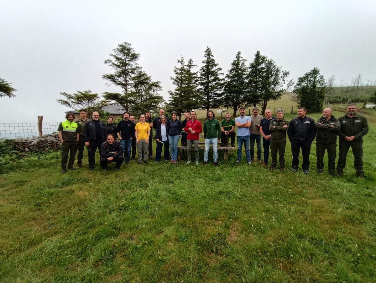 Foto de familia del grupo que trabajó en los montes de Valdés.