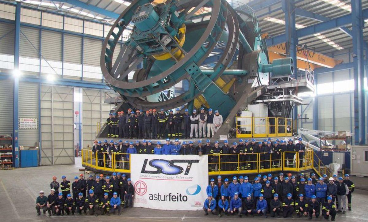 El «corazón» del supertelescopio de Asturfeito, con los trabajadores. | ASTURFEITO