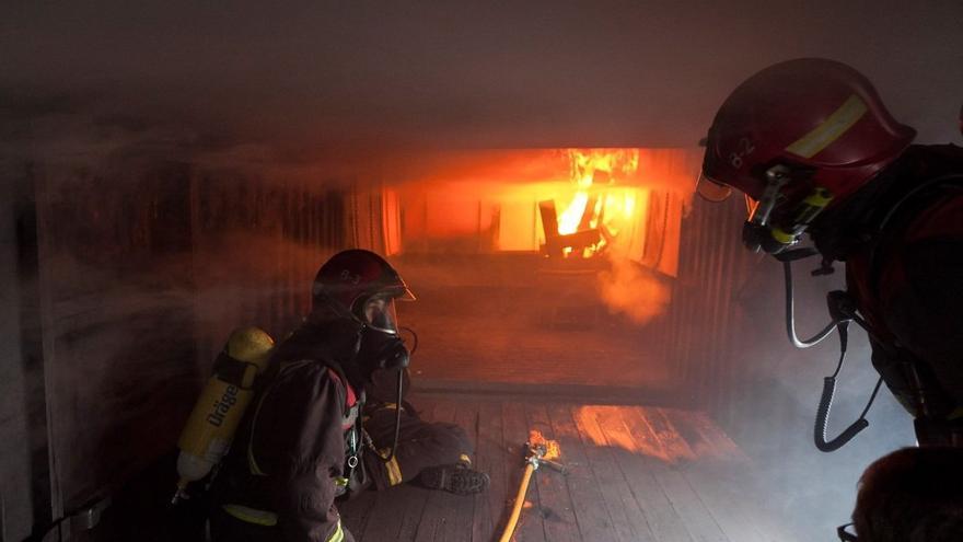Los bomberos sofocan las llamas en la vivienda de Tío Pino