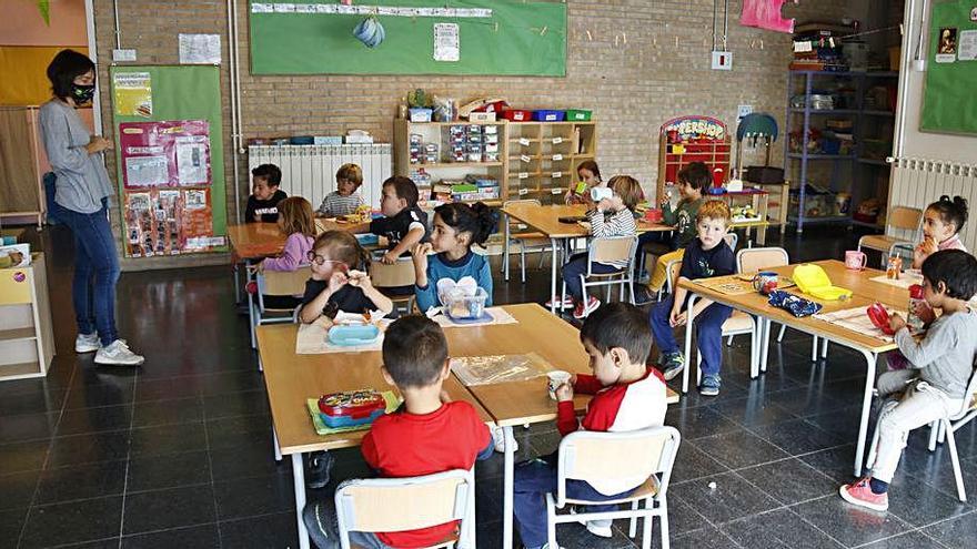 Una aula de nens i nenes de P4, fent classe.