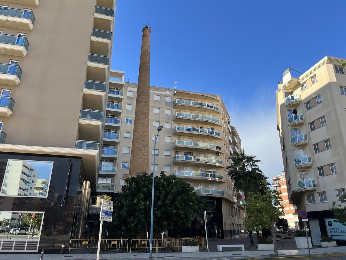 La chimenea de la antigua fábrica Fedesa se ubica en la avenida Pío XII.