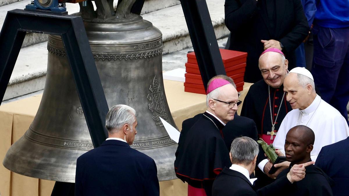 El Papa León XIV bendice la campana de la Iglesia de San Nicolás de València.