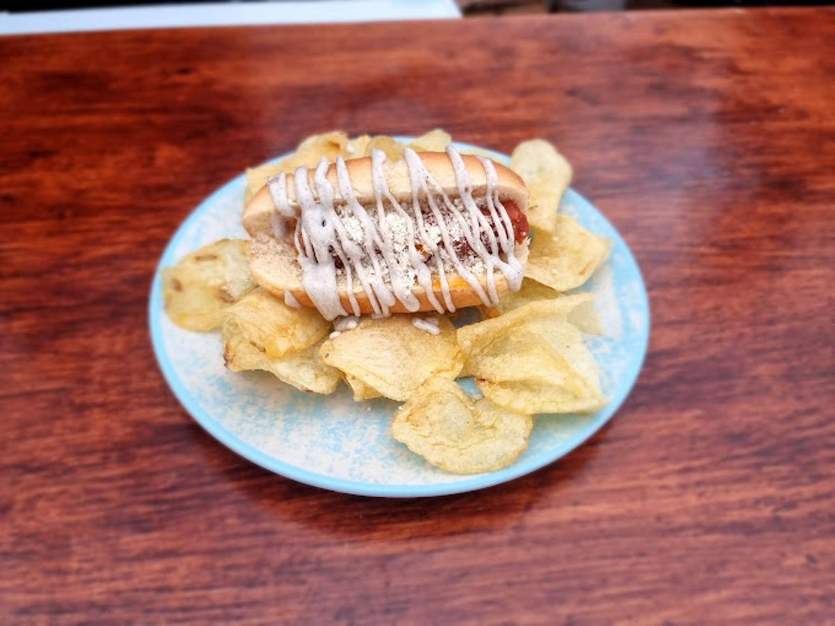 Perrito caliente con chistorra del bar Moraleja, en Sevilla.