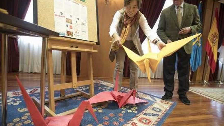 Yayoi Kawamura y Alfredo Canteli, en el Centro Asturiano.