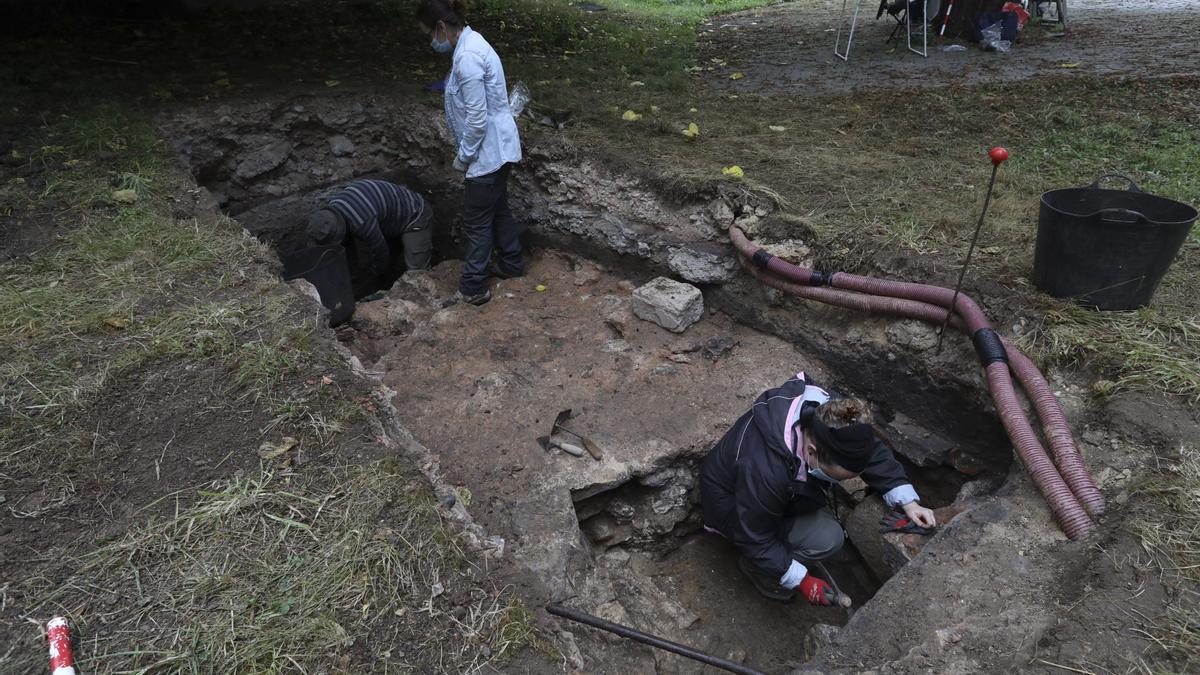 Los arqueólogos de Castrum, en una de las catas en el jardín del edificio administrativo del Principado en Avilés.