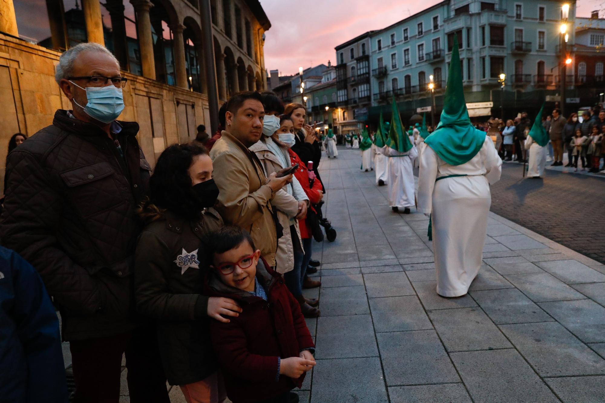 El Cristo de Medinaceli sale de procesión en Avilés y pone fin tres años de "cautiverio"