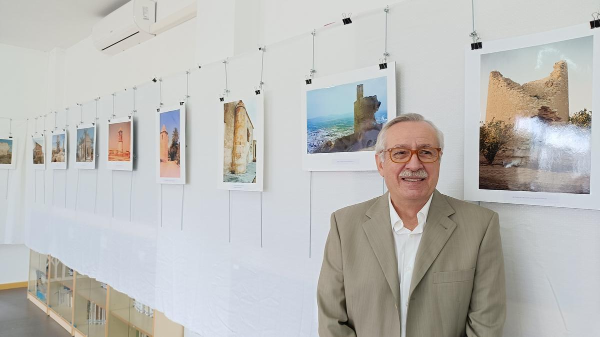 El autor Rafael Torres en la muestra del IES Libertas