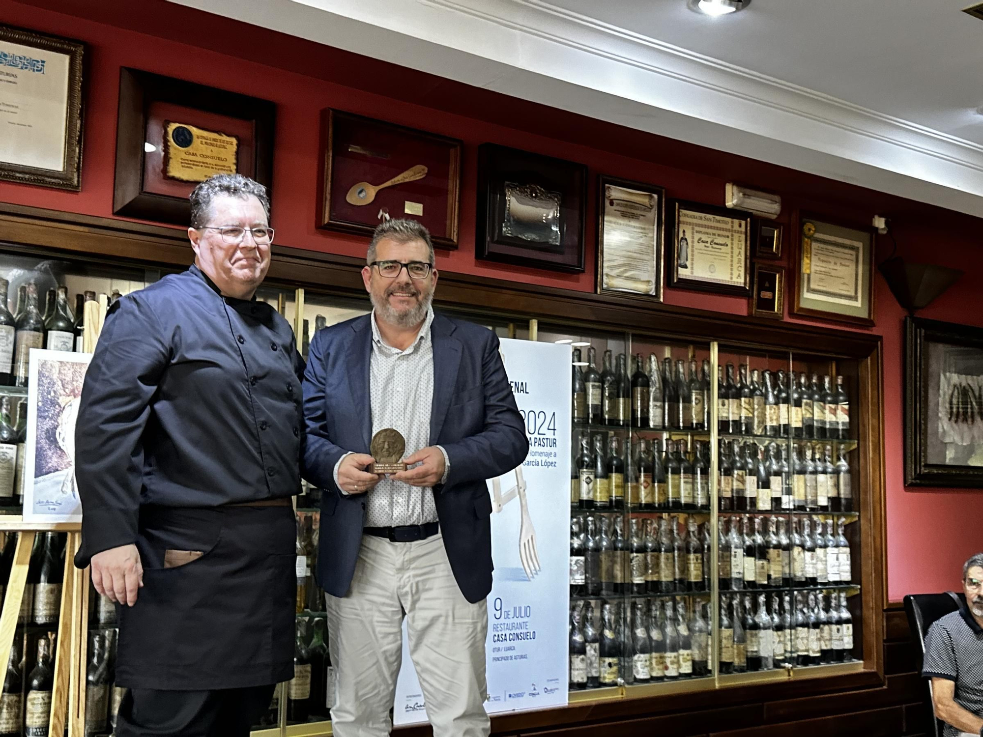 EN IMÁGENES: El homenaje póstumo al hostelero Álvaro López en su casa y coincidiendo con la Bienal de Arte