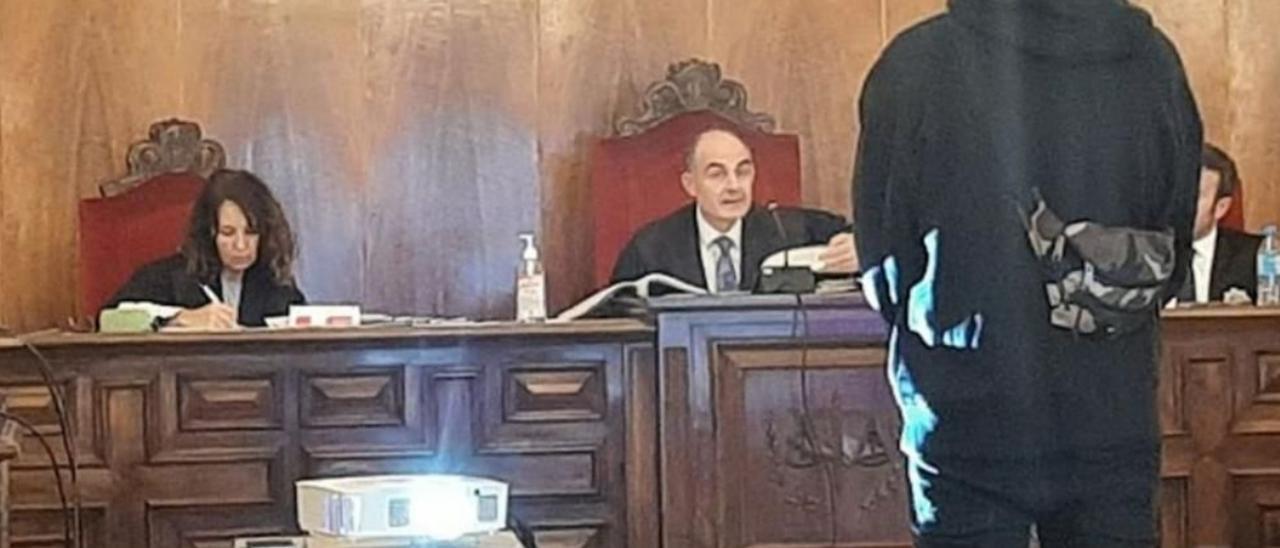 El condenado por violar a una menor tutelada, durante el juicio celebrado en la Audiencia. L. Marina