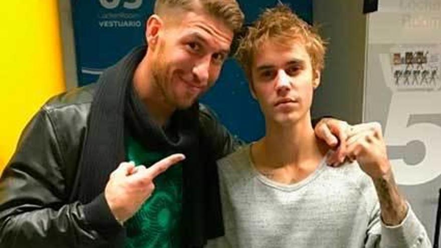 Ramos, entusiasmado, con un desganado Justin Bieber.