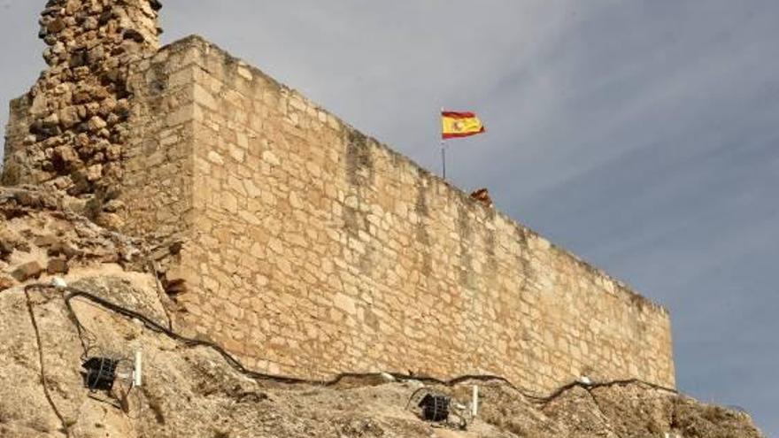 Las antenas y los cables, en la peña del castillo de Sax.