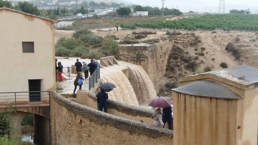 La gran cantidad de agua se debe a que el pantano de Tibi está desbordado y a la lluvia caída en Xixona y La Torre de les Maçanes