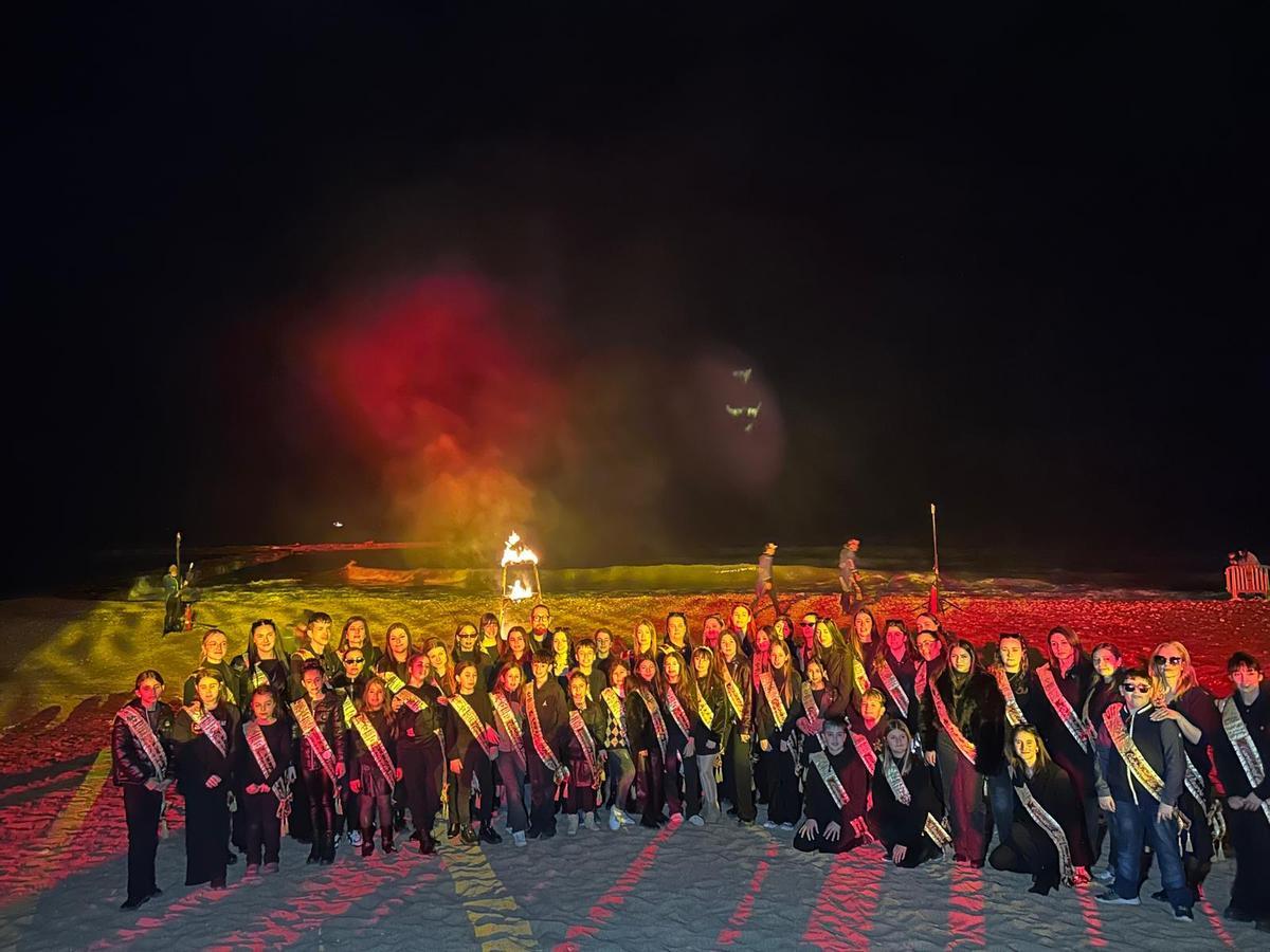 Foto de familia en la playa del Fortí como broche al Carnaval.