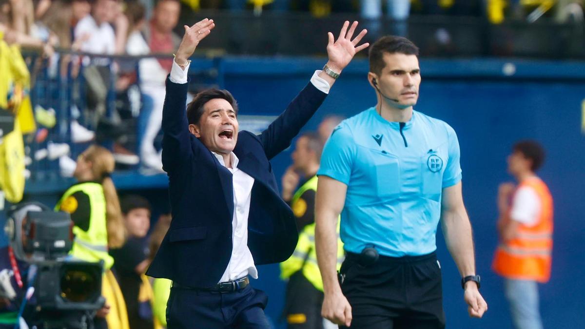 Marcelino dirigiendo a los 'groguets' durante el Villarreal-Valencia