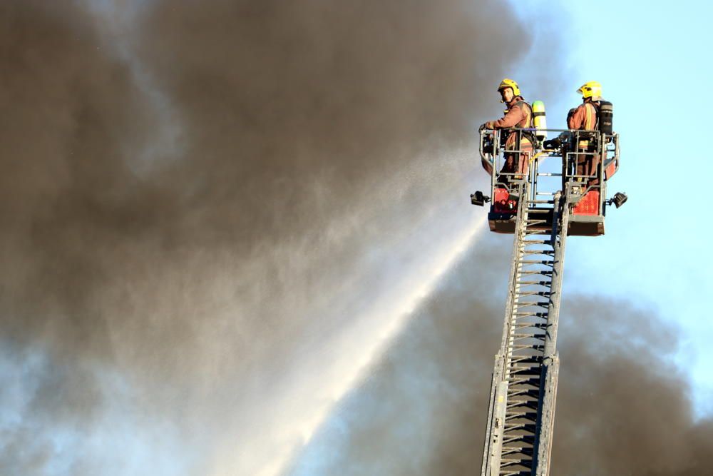 Incendi en una empresa de reciclatge a Sant Feliu de Buixalleu