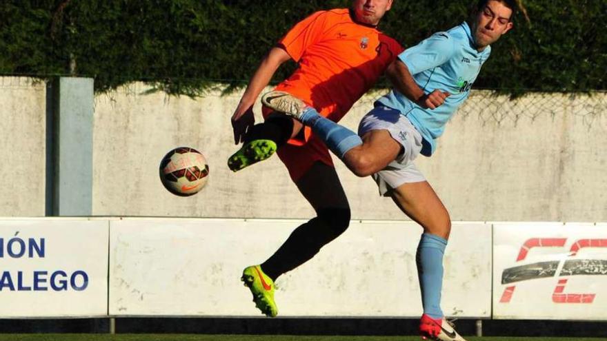 Un jugador del Porriño pugna con un rival durante un partido de la pasada temporada. // Iñaki Abella