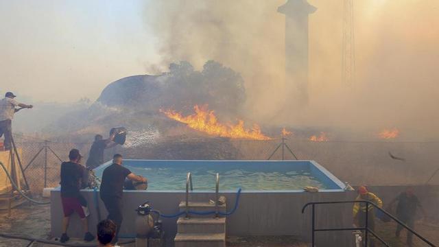 Treballs d’extinció de l’incendi forestal a Fermoselle (Zamora)