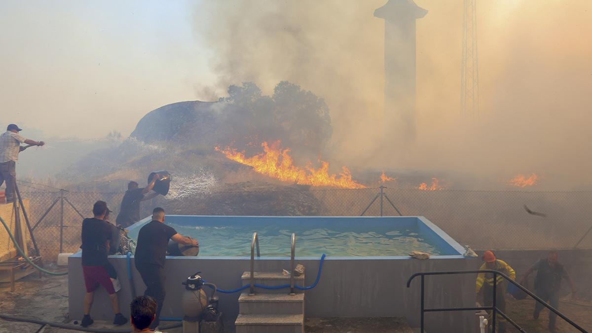 Trabajos de extinción del incendio forestal en Fermoselle (Zamora)