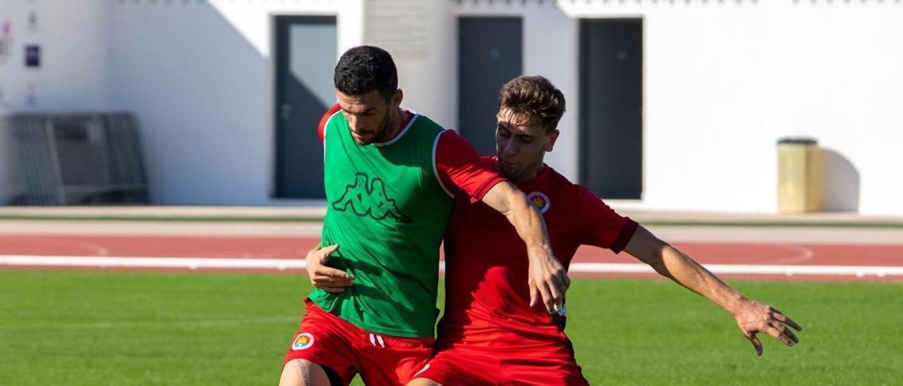 Una lance en uno de los entrenamientos del CD Ibiza.