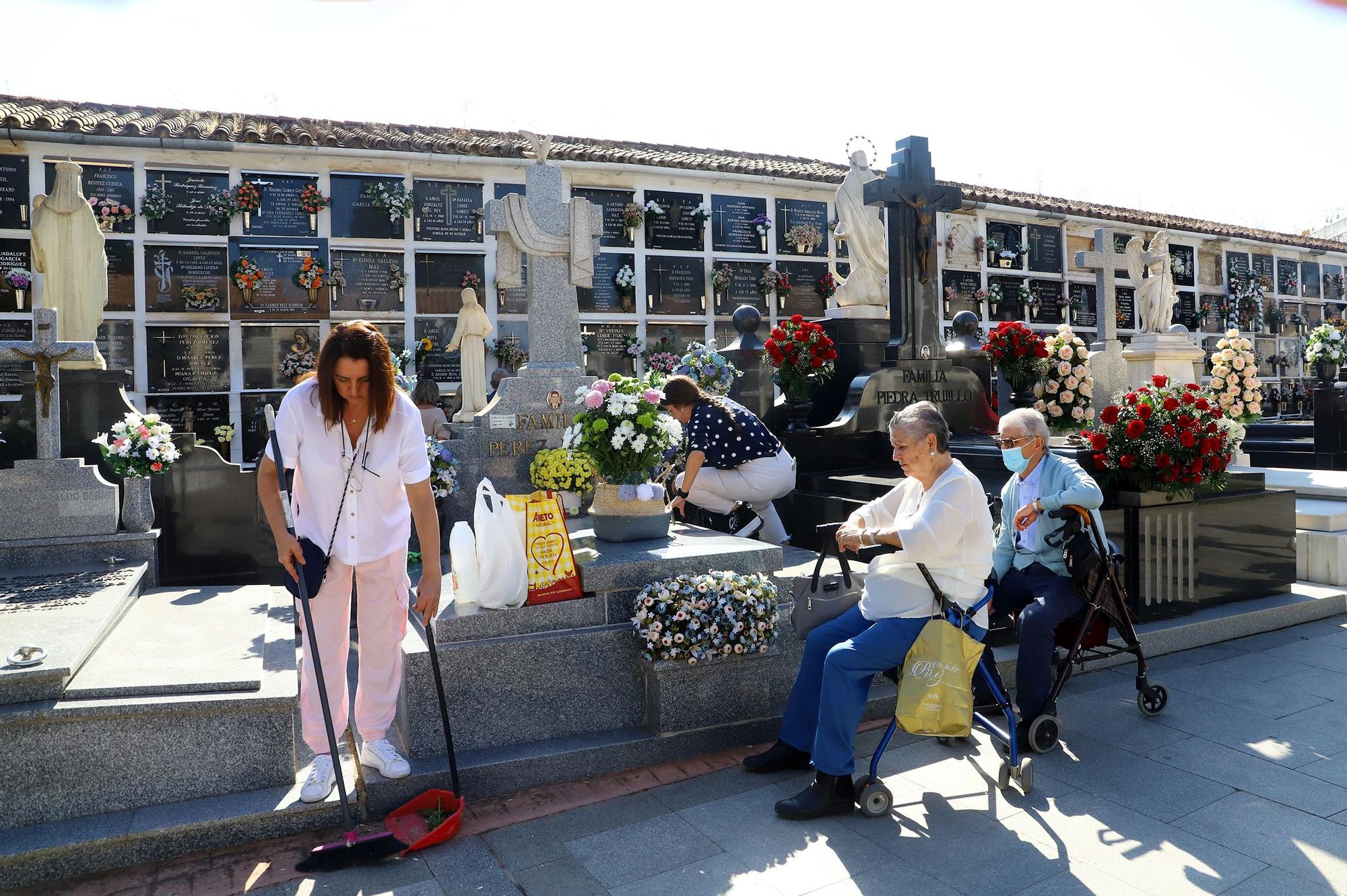 Los cementerios cordobeses cobran vida por el día de Todos los Santos