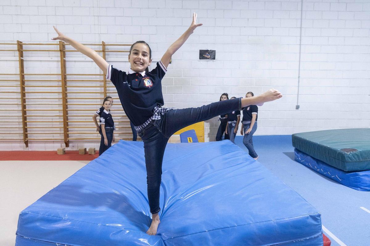 La Bellea del Foc infantil y sus damas de honor se atreven con la gimnasia deportiva