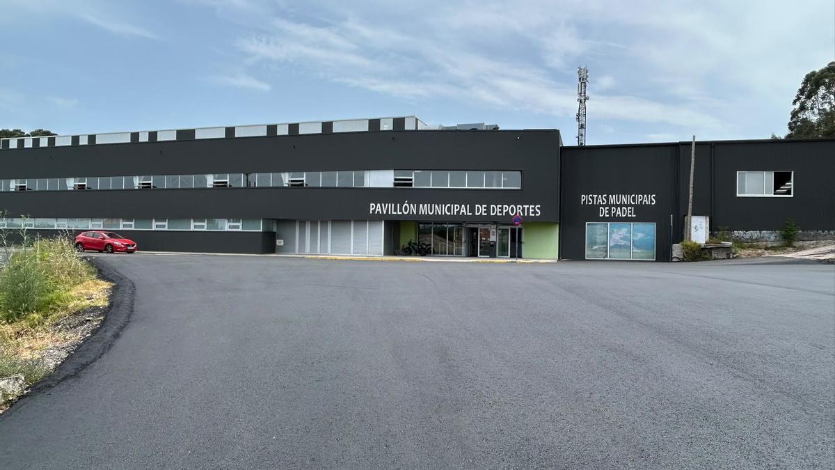 El asfaltado ante el edificio polideportivo de Monte da Vila.