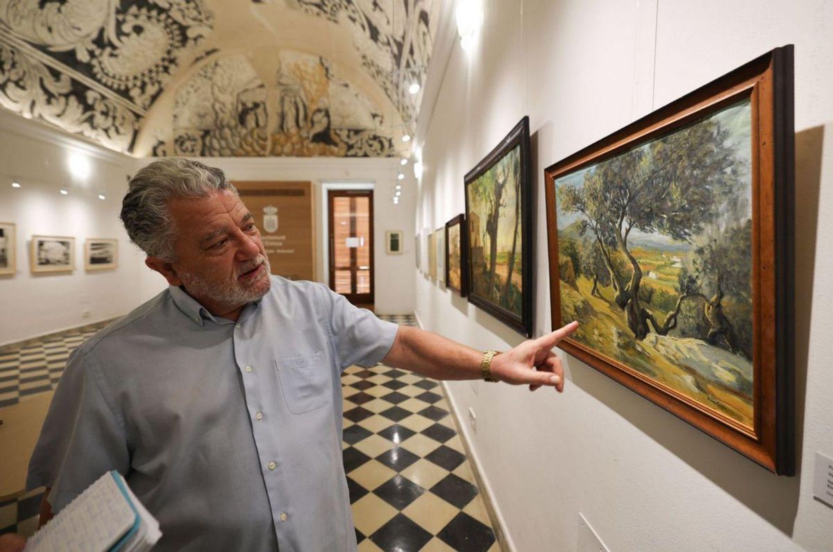 López Seguí señala un cuadro pintado por Vicent Ferrer Guasch. | M. SASTRE
